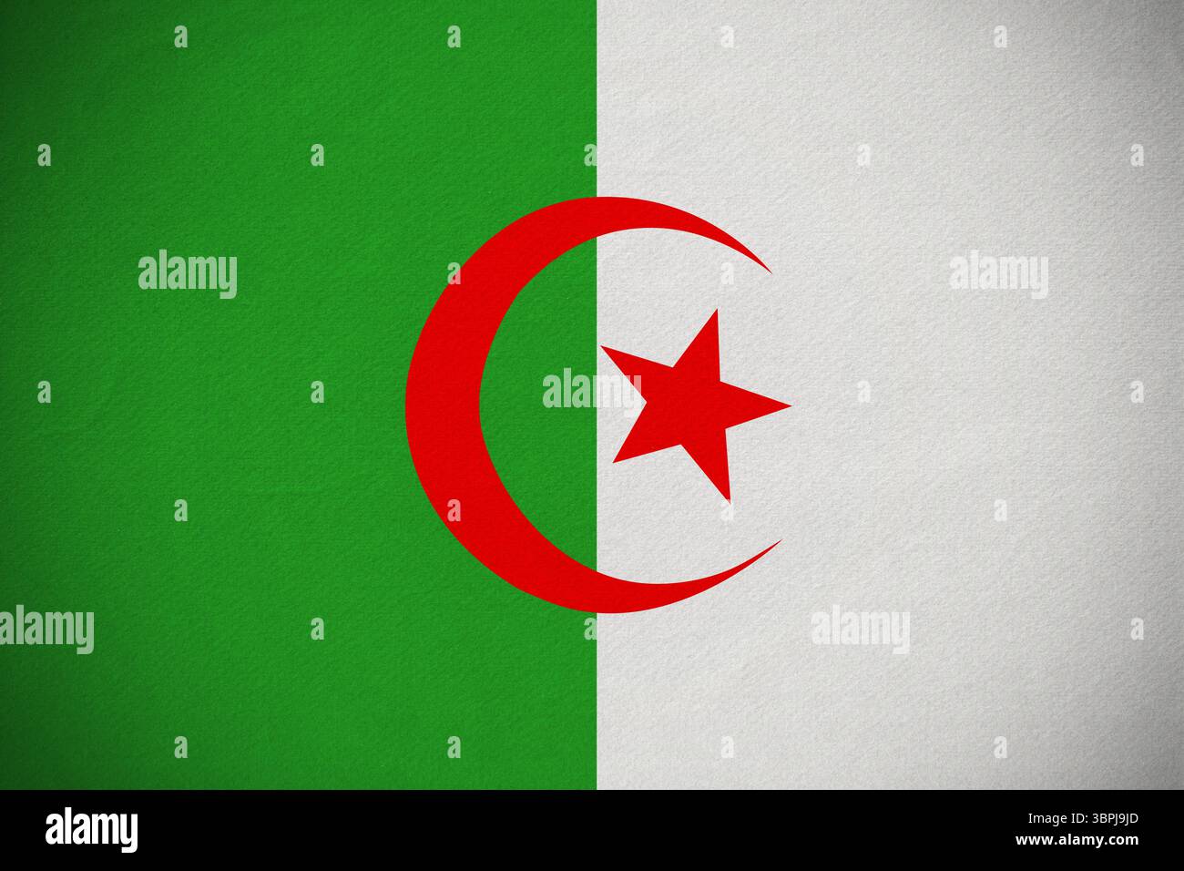 Conception plate montrant des panneaux vert-blanc drapeau algérien et croissant rouge et étoile sur BA transparent Banque D'Images