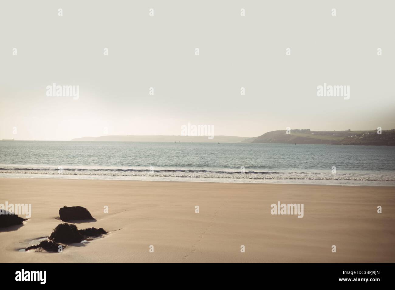 Plage vide sur une journée ensoleillée Banque D'Images