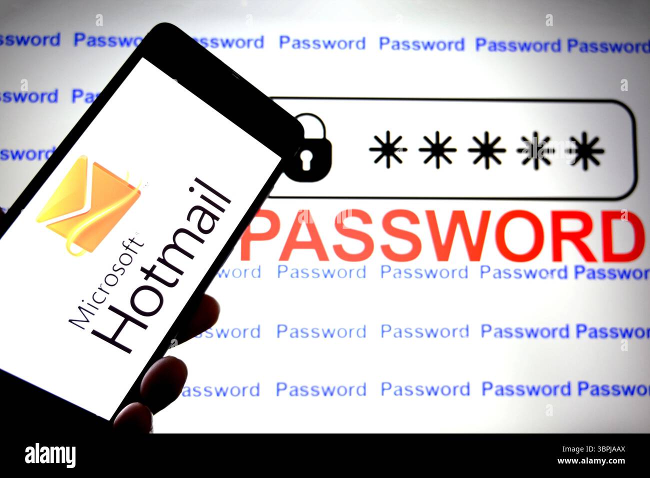 Inde. 08 juillet 2025. Dans cette illustration photo, un logo Microsoft Hotmail est affiché sur un smartphone avec les mots « mot de passe » en arrière-plan. (Photo par Avishek Das/SOPA images/SIPA USA) *** strictement à des fins d'actualités éditoriales *** crédit : SIPA USA/Alamy Live News Banque D'Images