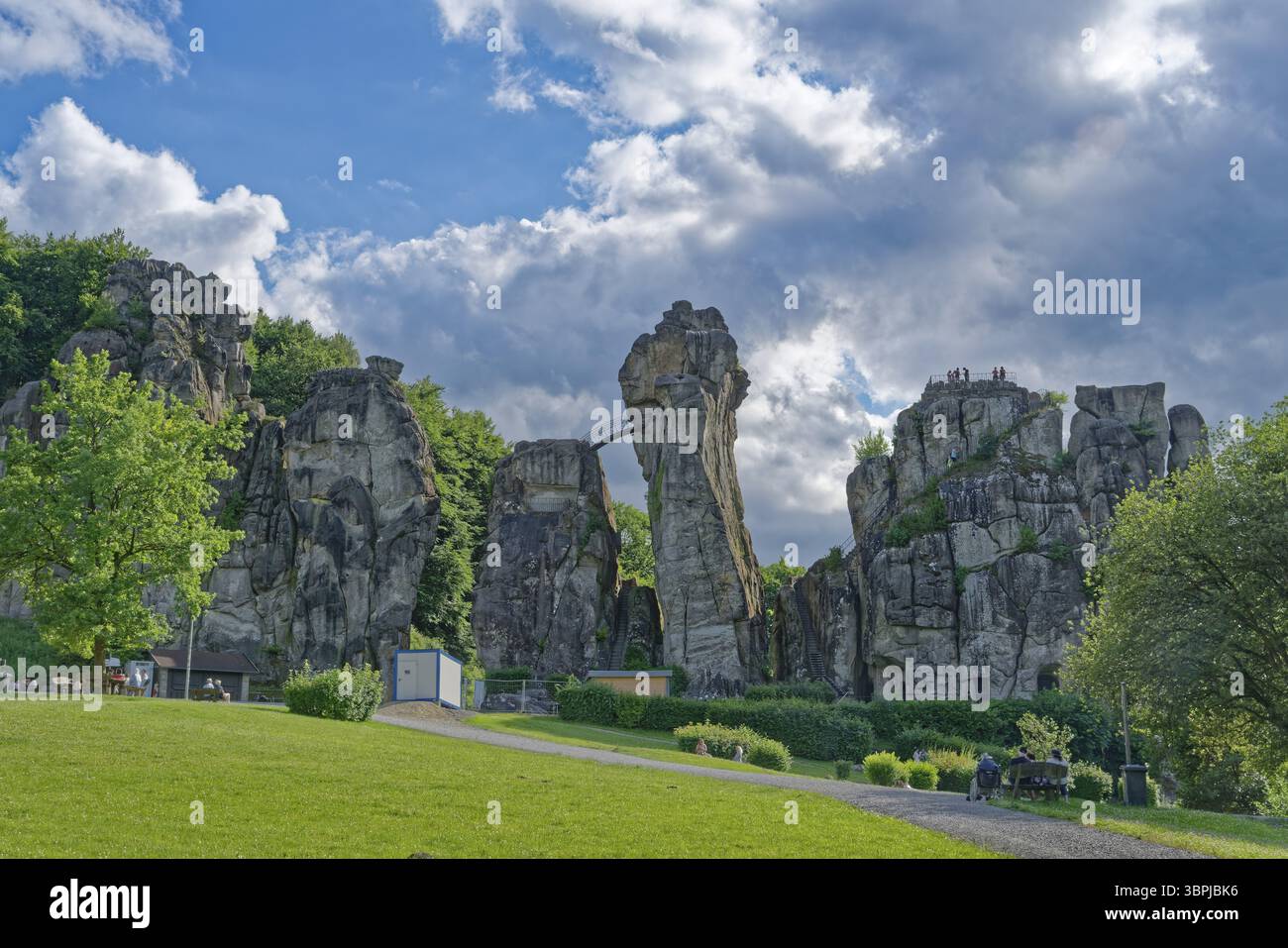 L'Externsteine, une formation rocheuse de grès d'environ 40 mètres de haut dans la forêt de Teutoburg, est un point de repère naturel et un naturel protégé et cultura Banque D'Images