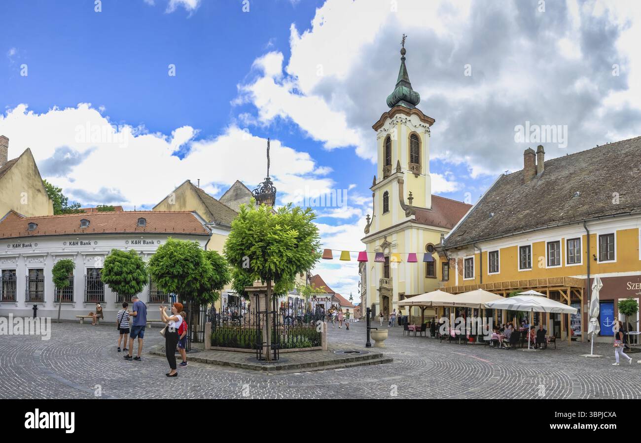 Szentendre, Hongrie 19.08.2021. Bâtiment historique sur la place principale de la vieille ville de Szentendre, Hongrie, par une journée d'été ensoleillée, Szentendre, Hung Banque D'Images