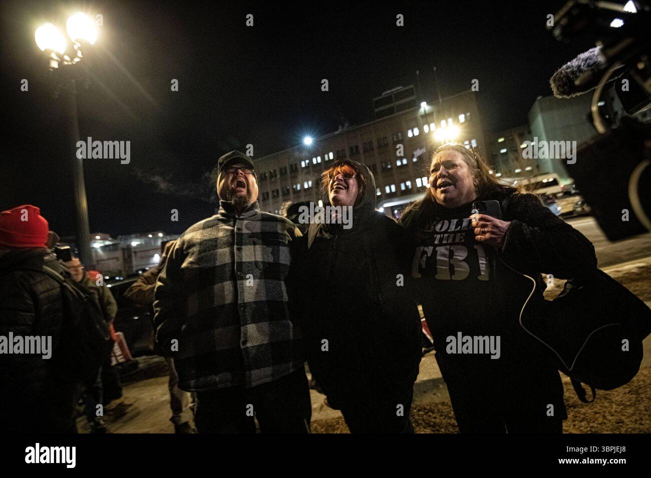 Famille et sympathisants attendent devant la prison DC, espérant que les détenus purgeant des peines pour l’insurrection du 6 janvier seront graciés par le président Trump. 20 janvier 2025. Banque D'Images