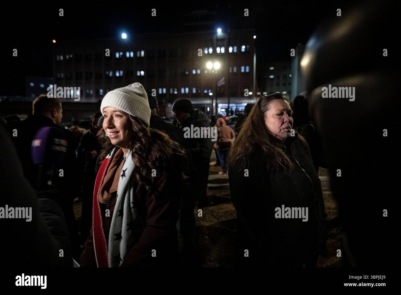 La famille et les partisans parlent aux médias à l’extérieur de la prison de DC, espérant que les détenus purgeant des peines pour l’insurrection du 6 janvier seront graciés par le président Trump. 20 janvier 2025. Banque D'Images