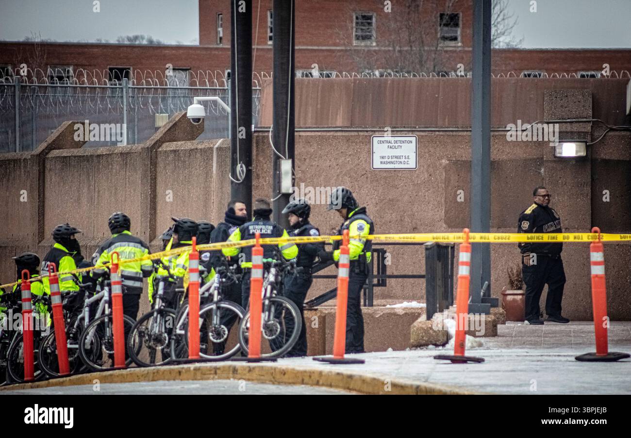Une ligne de police protège l’entrée du pénitencier DC car les détenus purgeant des peines pour l’insurrection du 6 janvier sont graciés par le président Trump. 21 janvier 2025. Banque D'Images