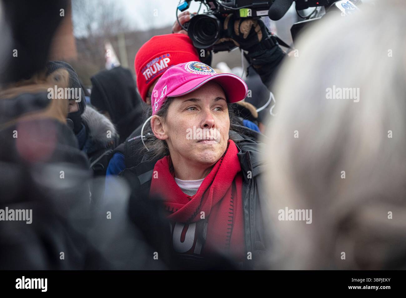 Rachel Powell, connue sous le nom de Bullhorn Lady, parle aux journalistes devant la prison de DC après avoir été graciée par le président Trump pour sa participation à l’insurrection du 6 janvier. 21 janvier 2025. Banque D'Images