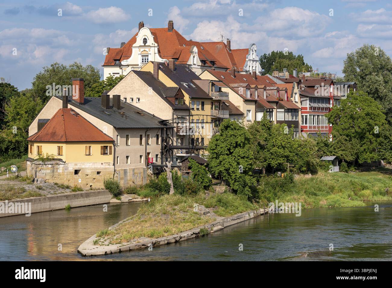 Bâtiments résidentiels et un moulin à eau sur l'île du Danube am Beschlaecht dans le centre historique de Ratisbonne, Bavière, Allemagne, Europe Banque D'Images