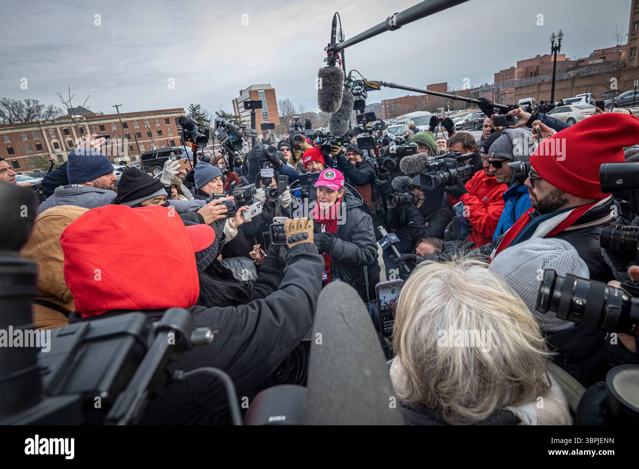 Rachel Powell, connue sous le nom de Bullhorn Lady, parle aux journalistes devant la prison de DC après avoir été graciée par le président Trump pour sa participation à l’insurrection du 6 janvier. 21 janvier 2025. Banque D'Images