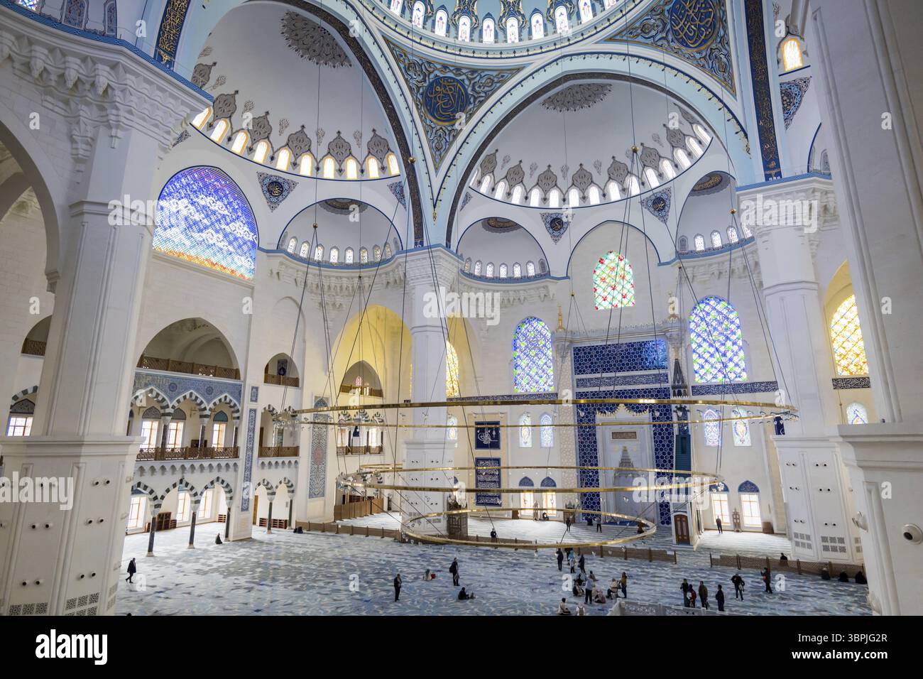 Istanbul, Turquie - février 2023 : décoration de plafond de la mosquée Camlica, situé à Istanbul, Turquie, la plus grande mosquée de Turkiye qui a été achevée an Banque D'Images Istanbul, Turquie - février 2023 : décoration de plafond de la mosquée Camlica, situé à Istanbul, Turquie, la plus grande mosquée de Turkiye qui a été achevée an Banque D'Images