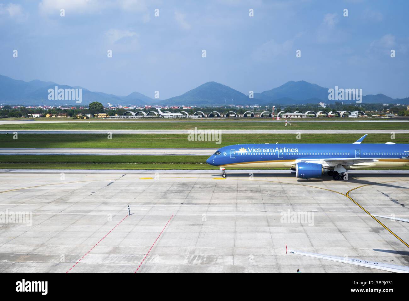 Hanoi, Vietnam - 12.18 2023 : avion Vietnam Airlines à l'aéroport international de Hanoi Noi Bai au Vietnam Banque D'Images