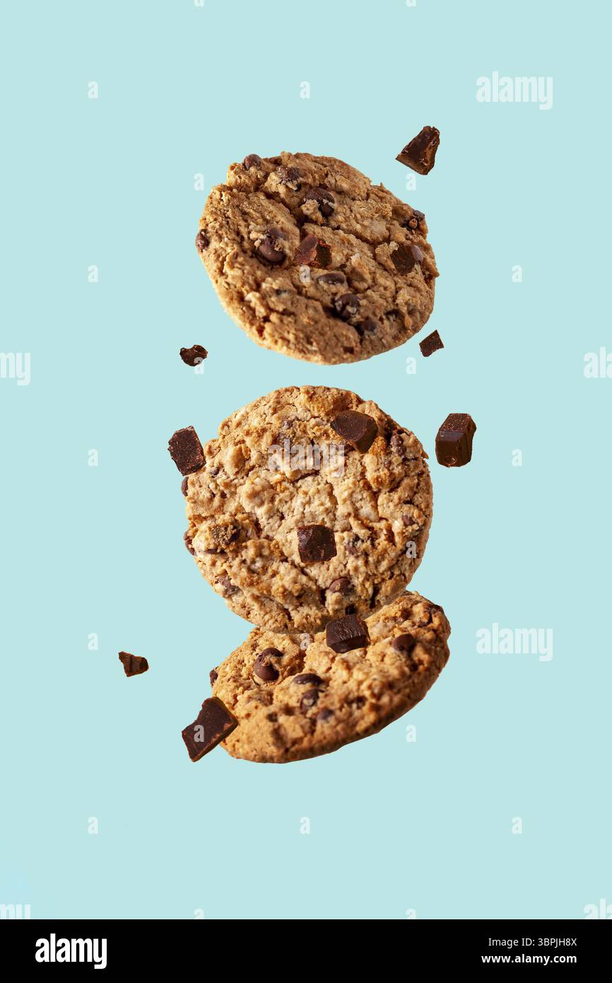 Les biscuits aux pépites de chocolat à l'avoine tourbillonnent sur fond bleu Banque D'Images