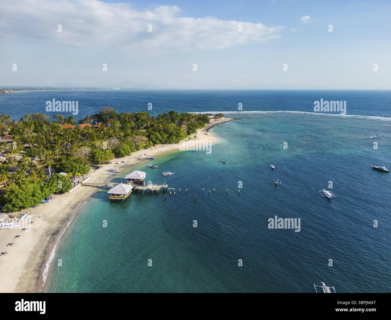 Paysage aérien de la plage de Senggigi par drone à Lombok, Indonésie. Zone de plage populaire à Lombok, Indonésie, Asie Banque D'Images