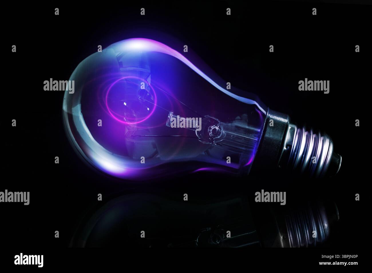 L'ampoule à incandescence simple brille avec le filament violet-bleu néon sur la table réfléchissante en rendu 3D. Banque D'Images