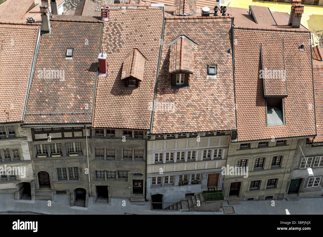 Les toits en tuiles d'argile de vieilles maisons mitoyennes dans la vieille ville historique de Frybourg, Suisse d'en haut dans la vue drone, Fribourg im Ueechtland, Switze Banque D'Images