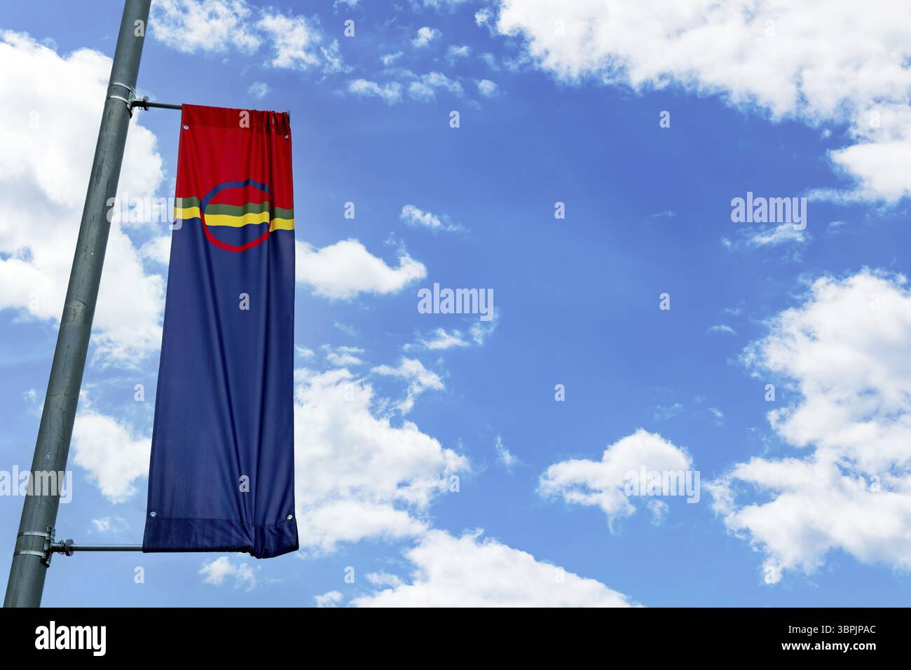Drapeau de la nation Sami à Nordland, Norvège. Le drapeau sami est le drapeau du peuple sami, l'un des groupes autochtones des pays nordiques Banque D'Images