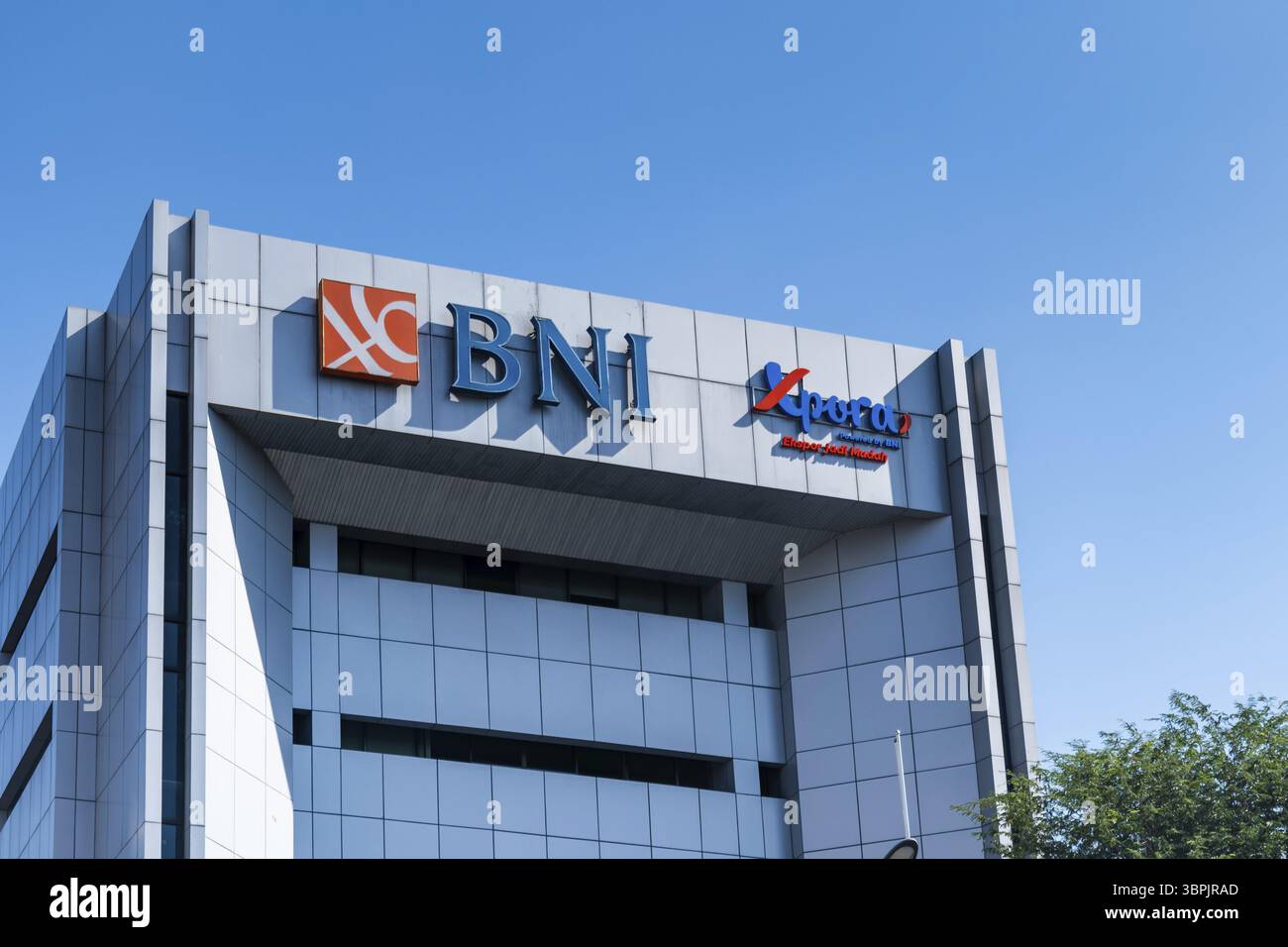 Surabaya, Indonésie - 07.15.2023 : BNI, Bank Negara Indonesia, bâtiment avec logo en Indonésie. Bank Negara Indonesia, est une interdiction de l'État indonésien Banque D'Images