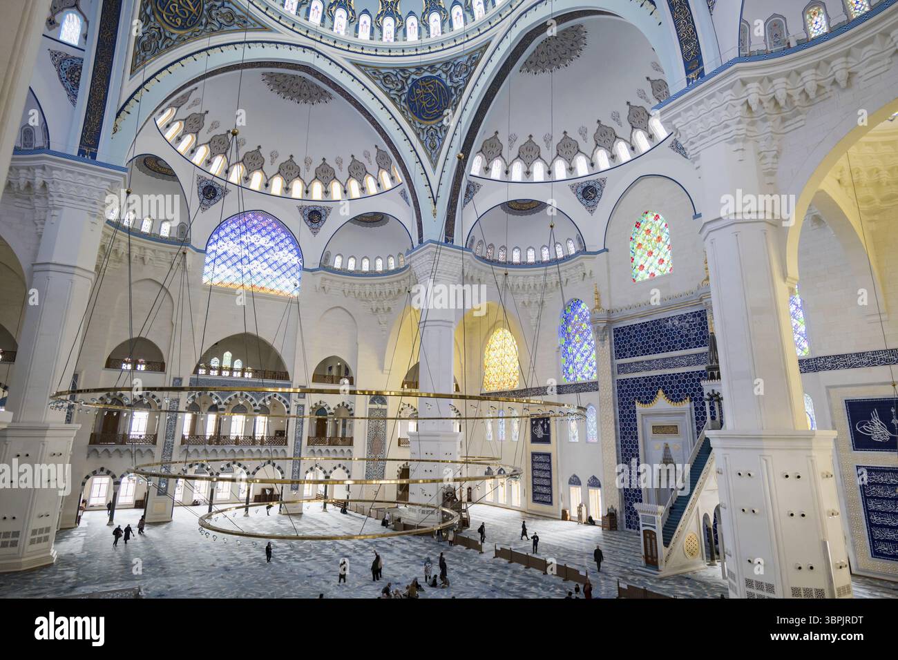 Istanbul, Turquie - février 2023 : décoration de plafond de la mosquée Camlica, situé à Istanbul, Turquie, la plus grande mosquée de Turkiye qui a été achevée an Banque D'Images Istanbul, Turquie - février 2023 : décoration de plafond de la mosquée Camlica, situé à Istanbul, Turquie, la plus grande mosquée de Turkiye qui a été achevée an Banque D'Images