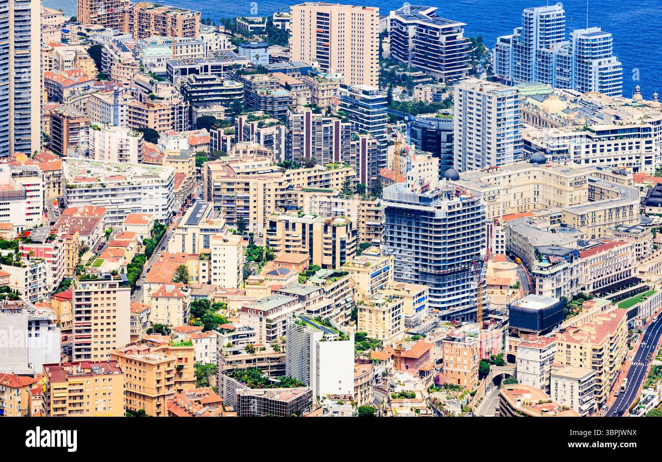 Gros plan aérien de Monaco et du centre-ville de Monte-Carlo, la station emblématique européenne pour l'immobilier exclusif, jet set international, point fort et visite Banque D'Images
