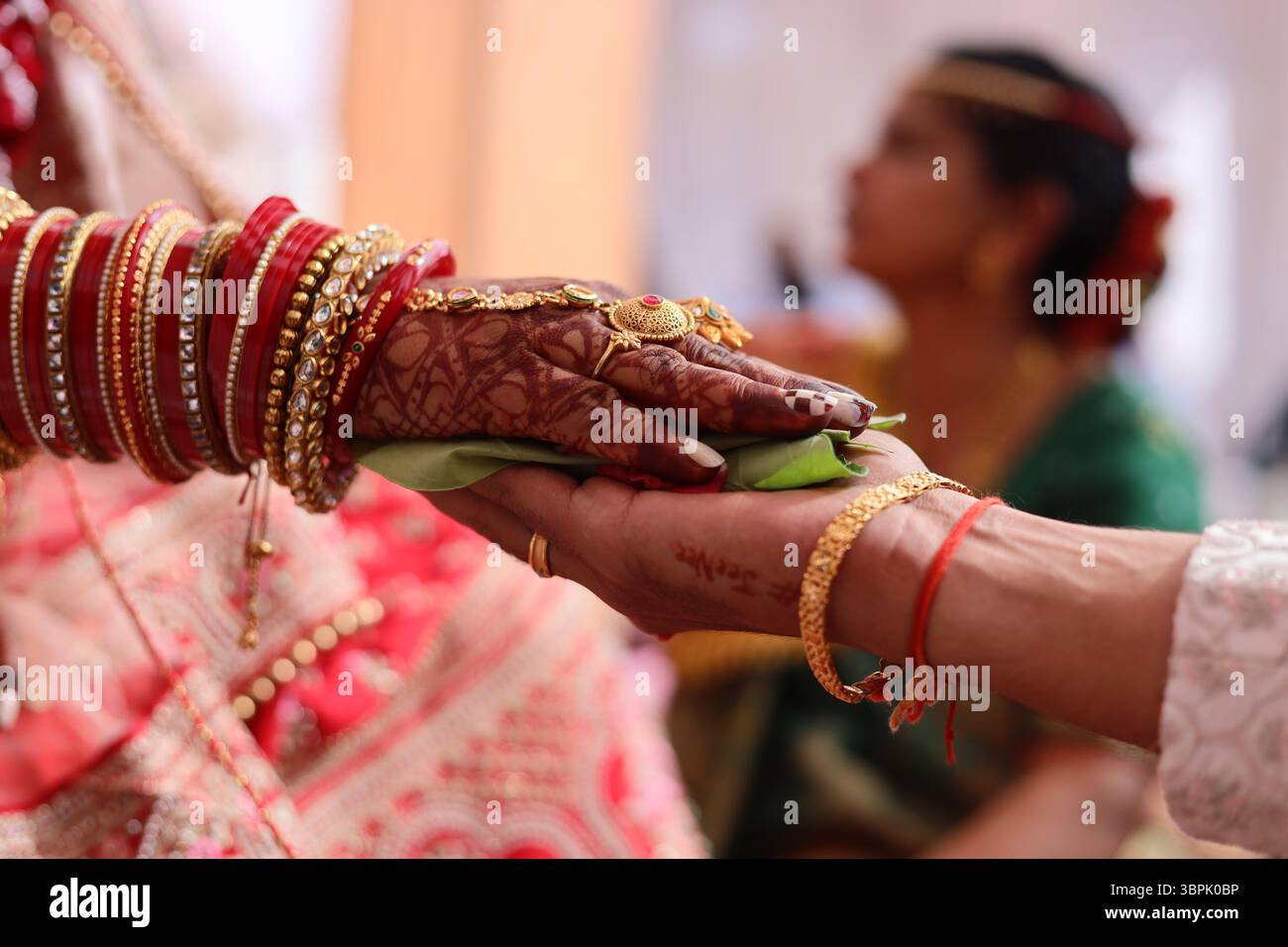 'hasta melap' un moment important dans une cérémonie de mariage hindoue, en particulier le rituel 'Kanyadaan'.une autre main, très probablement le père de la mariée. Banque D'Images