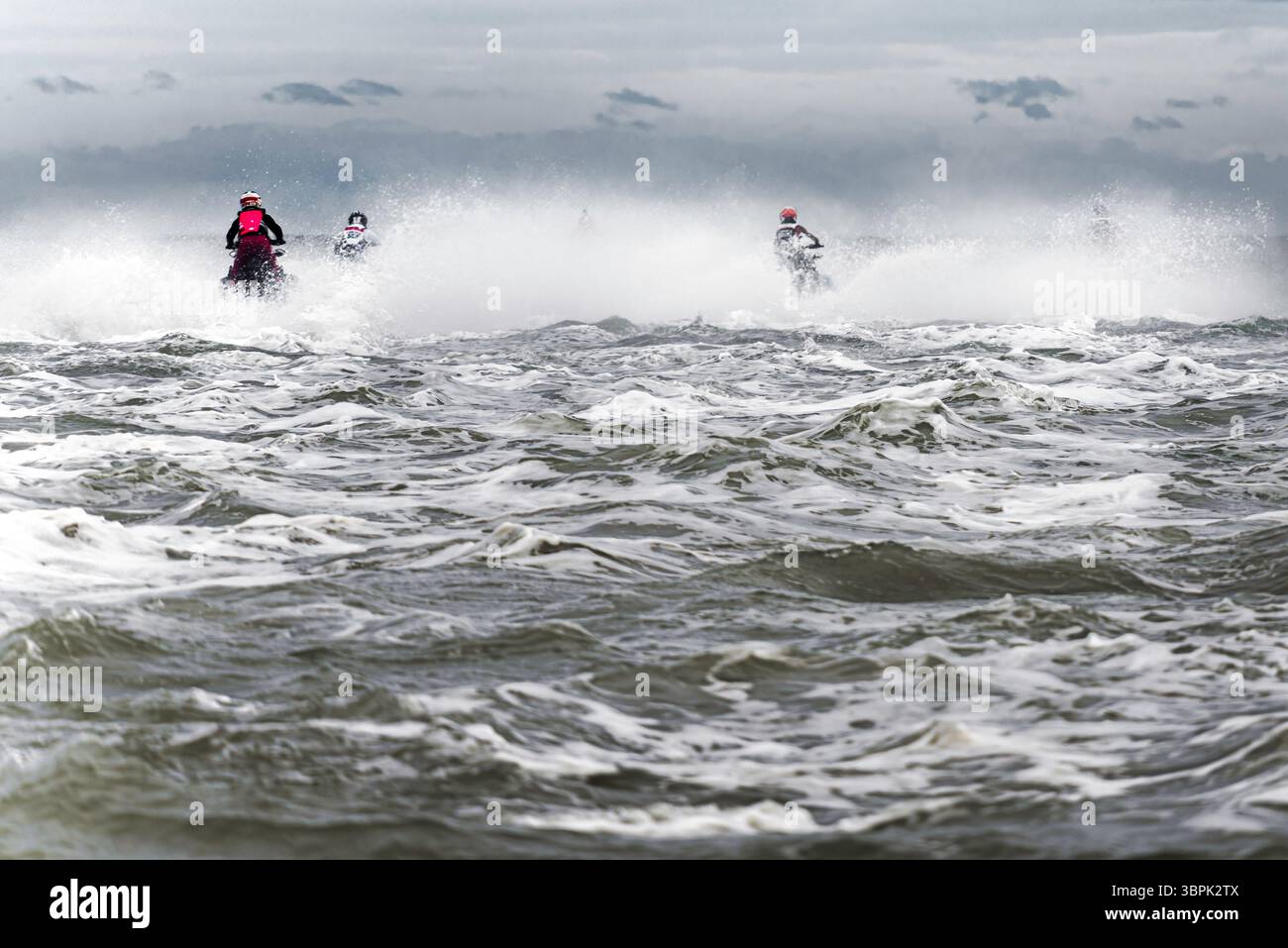 Les scooters des mers traversent une mer agitée et bouillonnante, créant des éclaboussures spectaculaires et capturant un moment exaltant de sports nautiques. Banque D'Images
