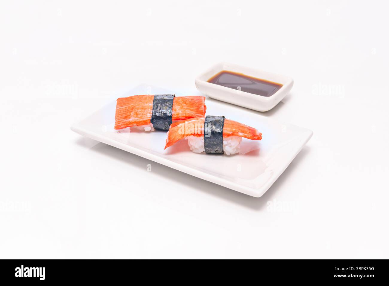 Certains nigiris peuvent être liés avec une fine bande de nori pour maintenir le neto en place Banque D'Images