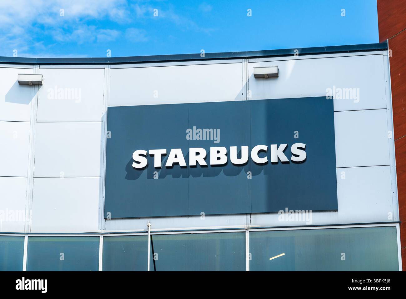 Erdington Birmingham, Royaume-Uni – 4 juillet 2025 : signalisation extérieure frontale de la chaîne de café multinationale américaine Starbucks Banque D'Images