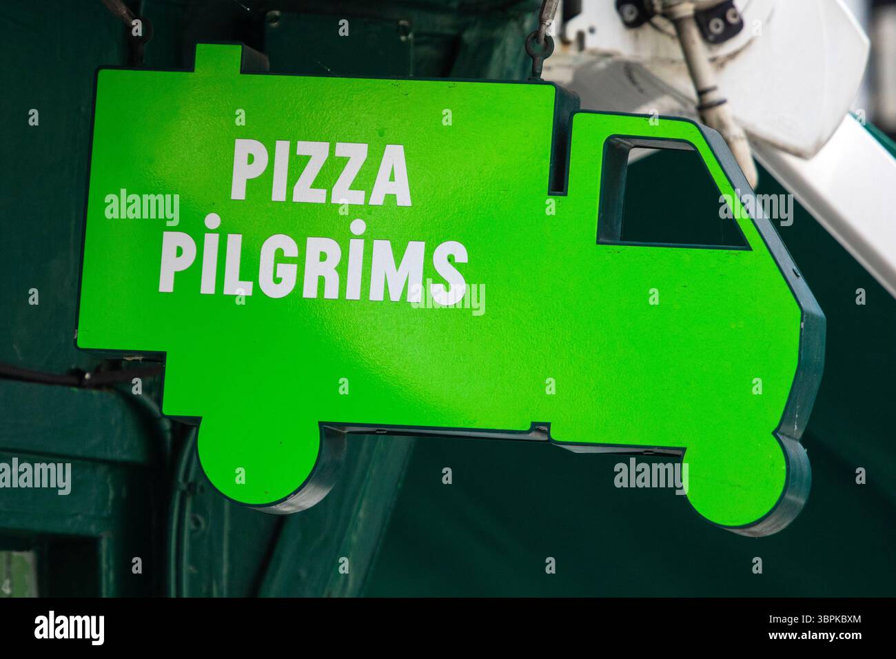 Londres, Royaume-Uni - 2 juin 2025 : le logo Pizza Pilgrims, sur l'extérieur de l'un de leurs restaurants à Londres, Royaume-Uni. Banque D'Images