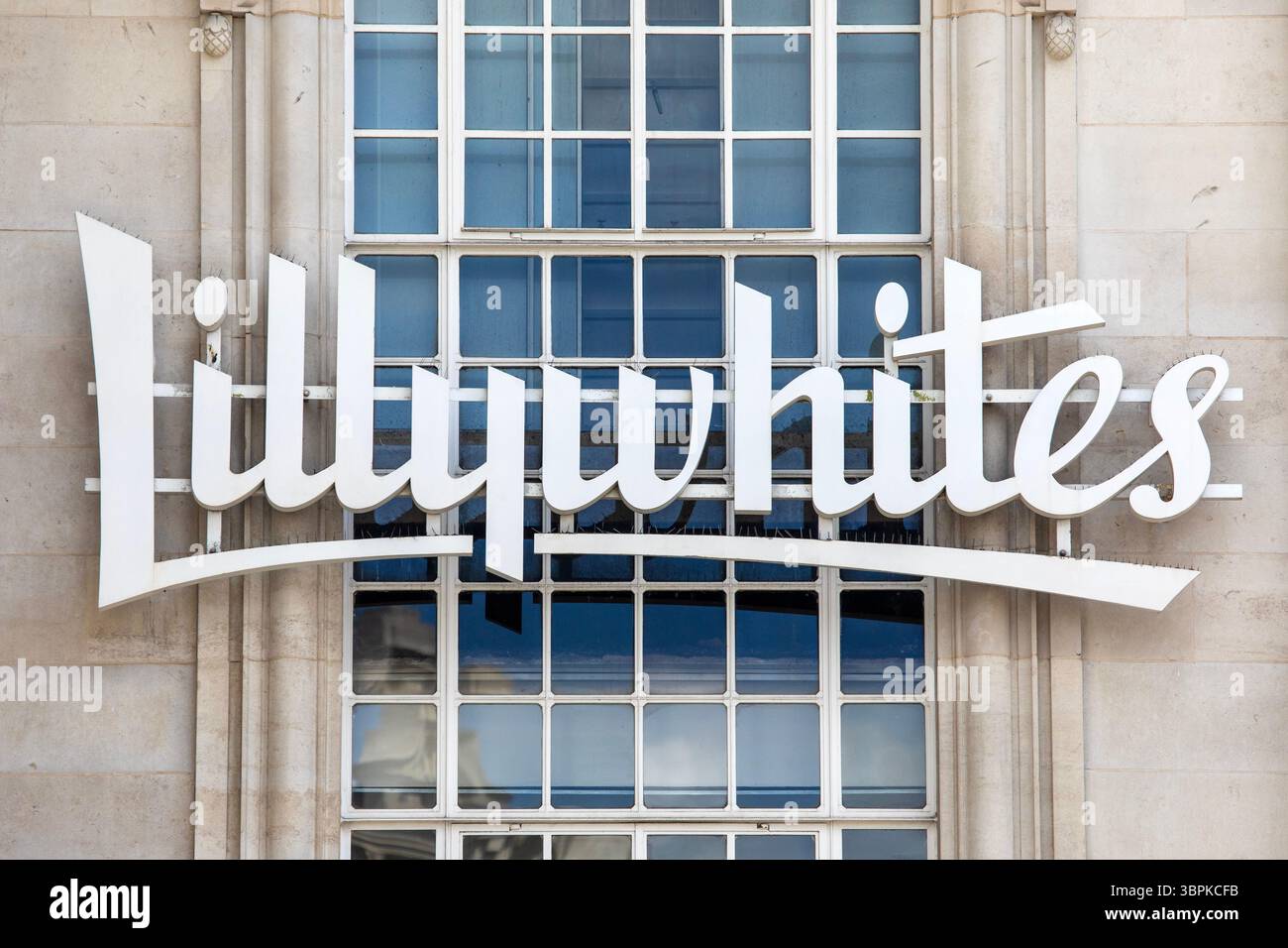 Londres, Royaume-Uni - 2 juin 2025 : le logo Lillywhites sur l'extérieur de leur magasin à Piccadilly Circus à Londres, Royaume-Uni. Banque D'Images