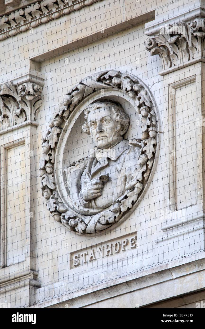 Londres, Royaume-Uni - 2 juin 2025 : une sculpture de l'homme d'État britannique Philip Stanhope, à l'extérieur de la National Portrait Gallery à Londres, Royaume-Uni. Banque D'Images