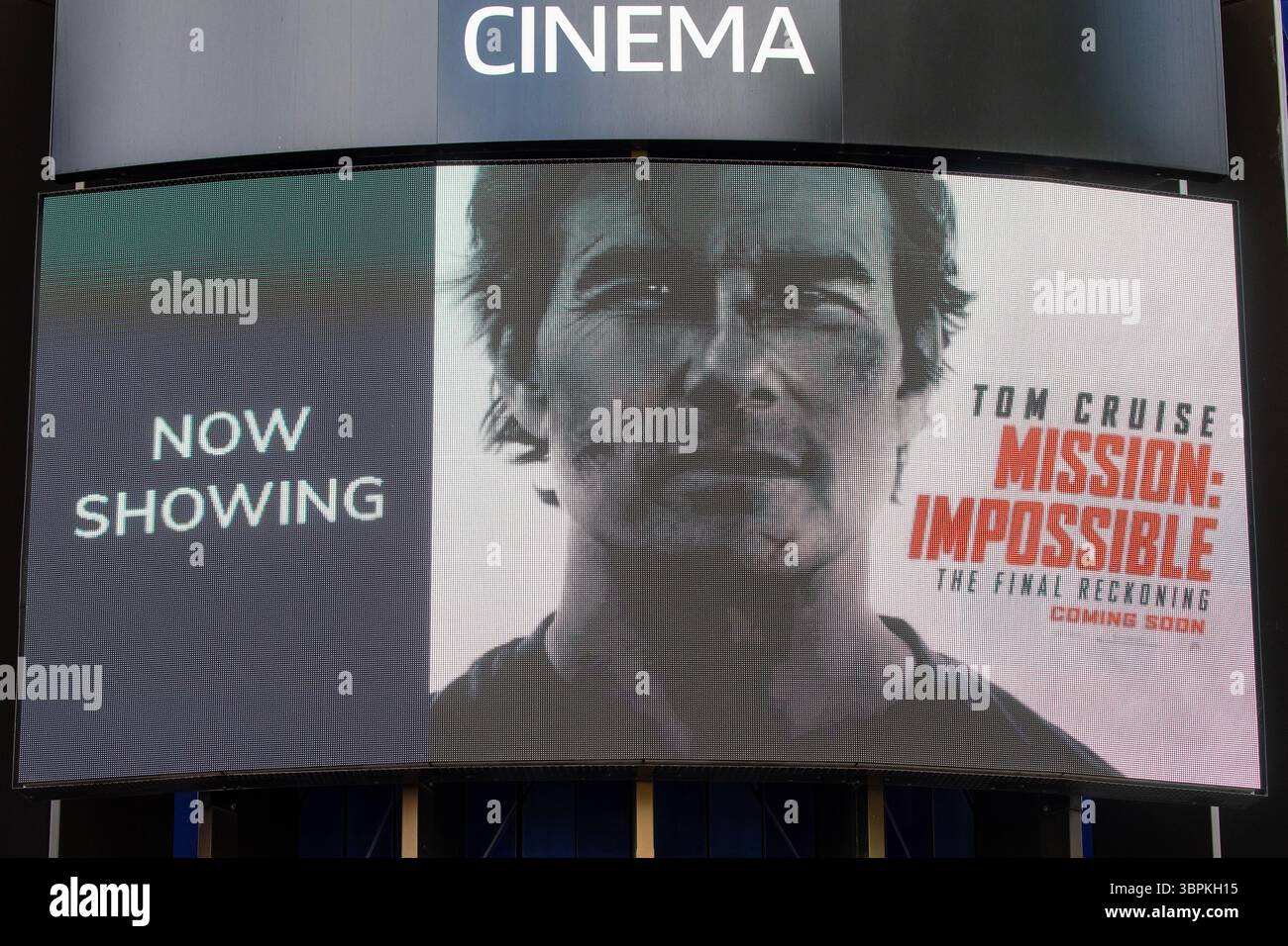 Londres, Royaume-Uni - 2 juin 2025 : un panneau d'affichage numérique affichant l'affiche du film Mission impossible - The final Reckoning, avec Tom Cruise, à Leic Banque D'Images