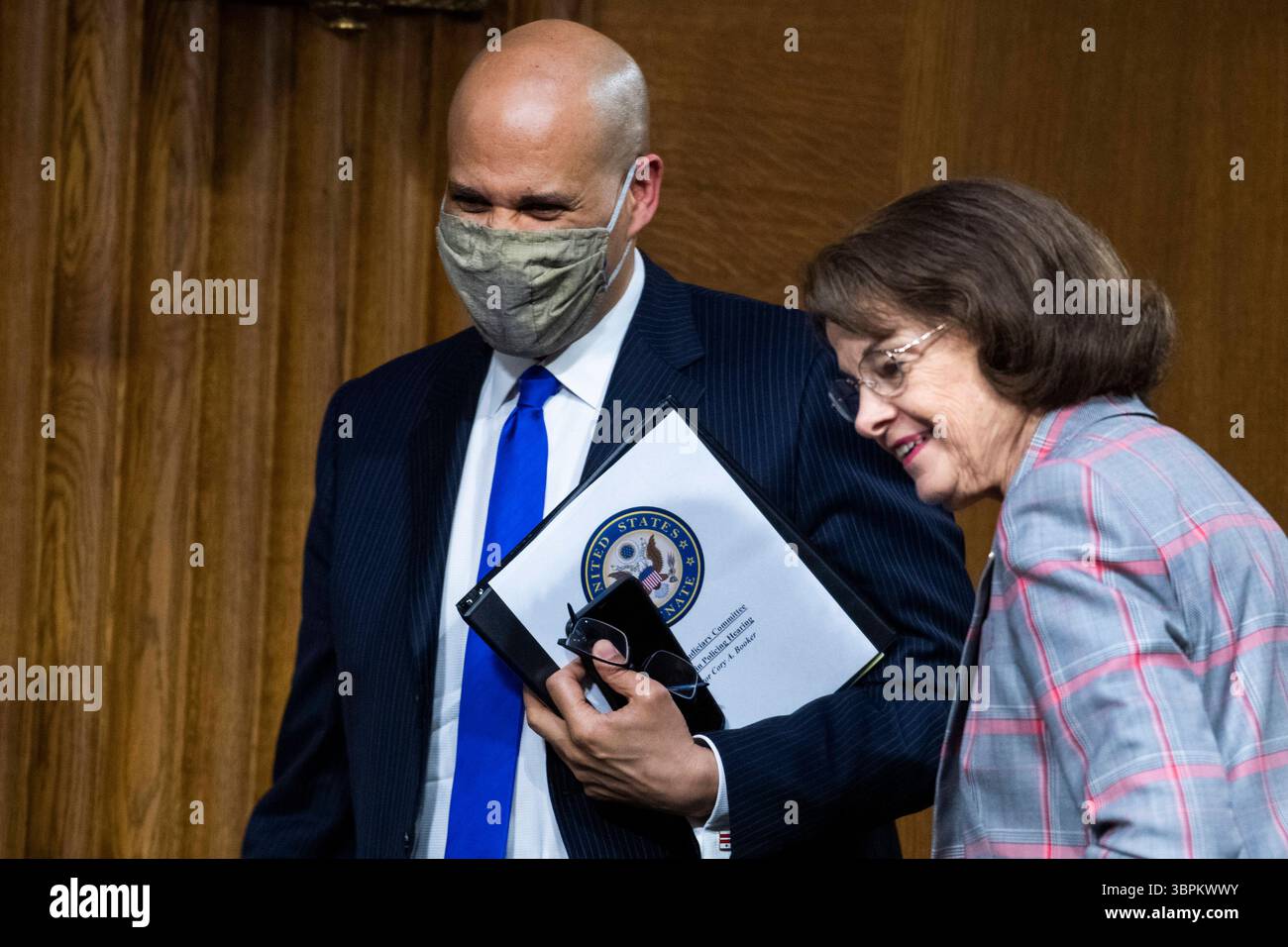 16 juin 2020, Washington, District de Columbia, États-Unis : le sénateur des États-Unis Cory Booker (démocrate du New Jersey), et la sénatrice des États-Unis Dianne Feinstein (démocrate de Californie), membre de rang, Comité judiciaire du Sénat des États-Unis, lors de l'audience du Comité judiciaire du Sénat des États-Unis intitulée ''utilisation de la force par la police et relations communautaires'''' dans le bâtiment du bureau du Sénat Dirksen à Washington, Dirksen, D.C., le mardi 16 juin 2020 (crédit image : © Tom Williams/CNP via ZUMA Wire) Banque D'Images