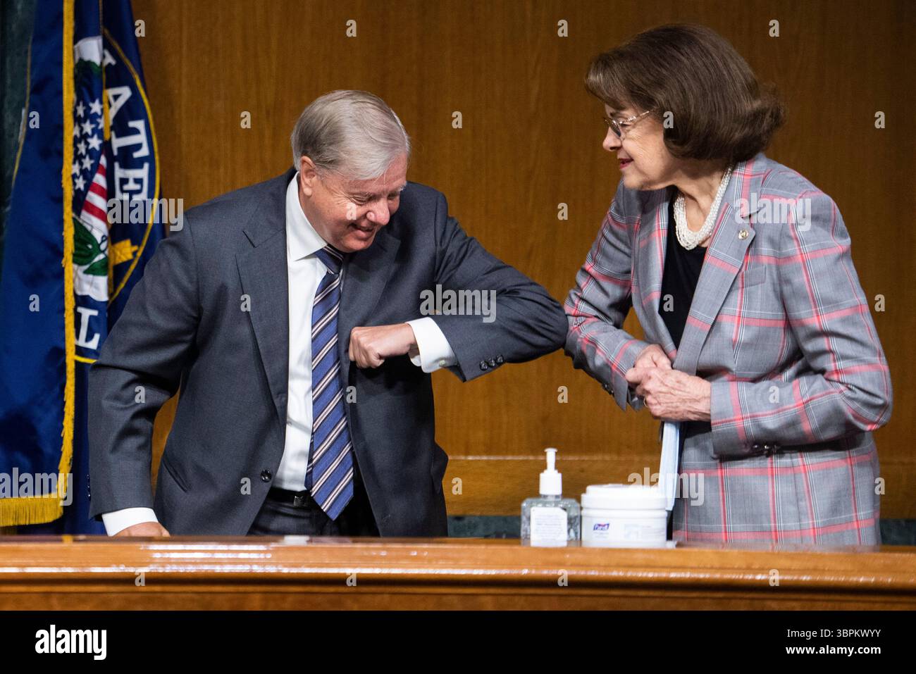 16 juin 2020, Washington, District de Columbia, États-Unis : la sénatrice des États-Unis Lindsey Graham (républicaine de Caroline du Sud), présidente de la Commission judiciaire du Sénat américain, accueille la sénatrice américaine Dianne Feinstein (démocrate de Californie), membre de rang de la Commission judiciaire du Sénat américain, devant l'audience de la Commission judiciaire du Sénat américain intitulée ''utilisation de la force par la police et relations communautaires'''' dans le bâtiment du Sénat Dirksen à Washington, Dirksen, D.C., le mardi 16 juin 2020 (image de crédit : © Tom Williams/CNP via ZUMA Wire) Banque D'Images