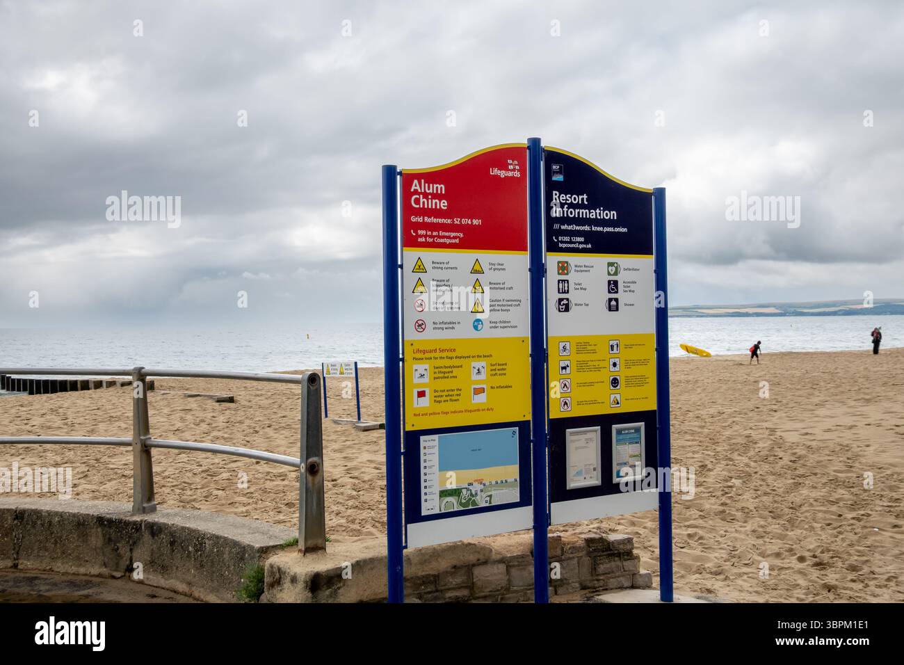 Panneau d'information sur la sécurité et le Resort sur la plage d'Alum Chine, Bournemouth, Angleterre, Royaume-Uni Banque D'Images Panneau d'information sur la sécurité et le Resort sur la plage d'Alum Chine, Bournemouth, Angleterre, Royaume-Uni Banque D'Images