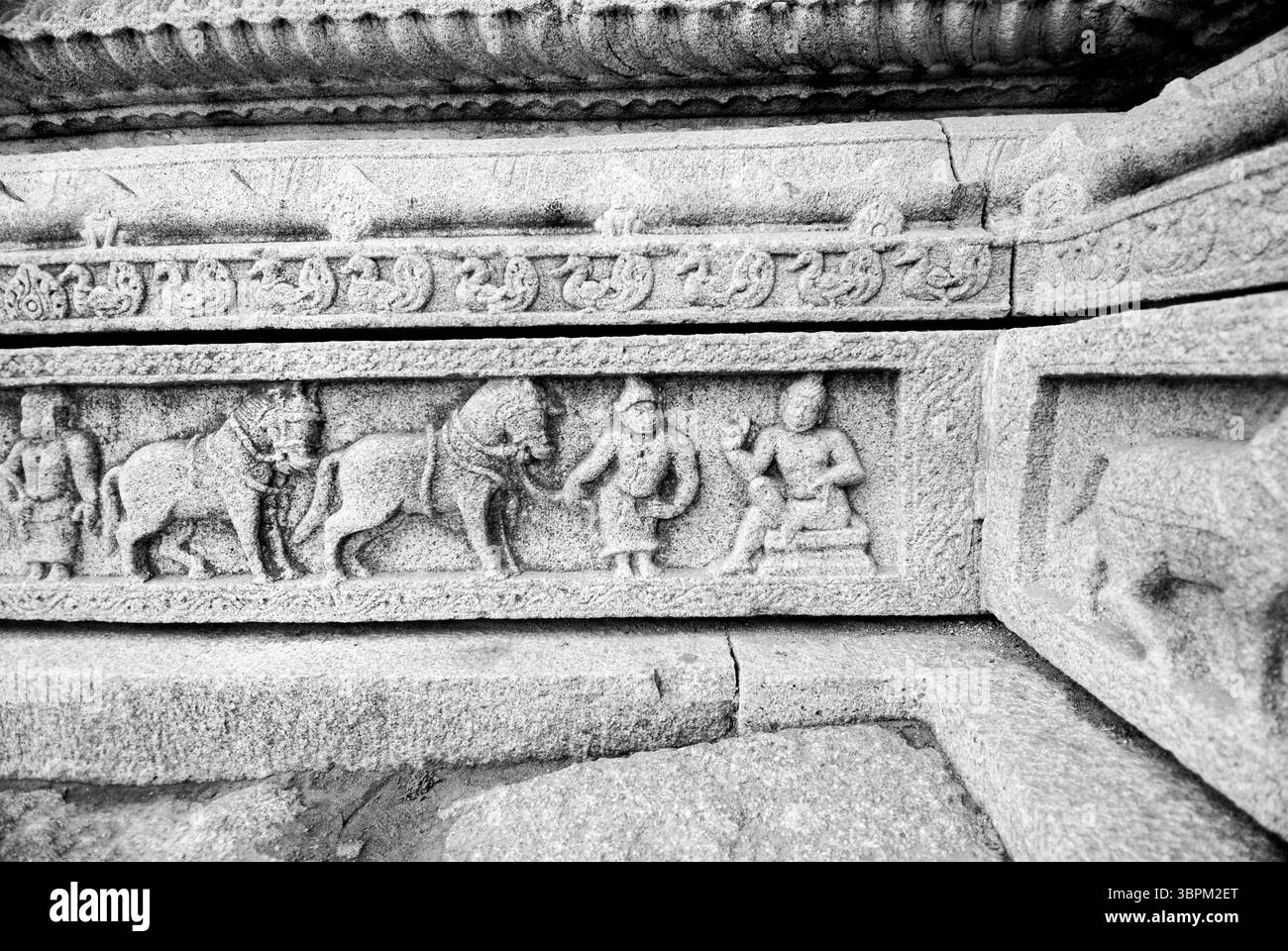 Marchand de chevaux persans noir et blanc vendant ses chevaux à un roi de Vijayanagar sculptant sur le mur du temple de Vithala à l'état de Hampi Karnataka Inde Banque D'Images