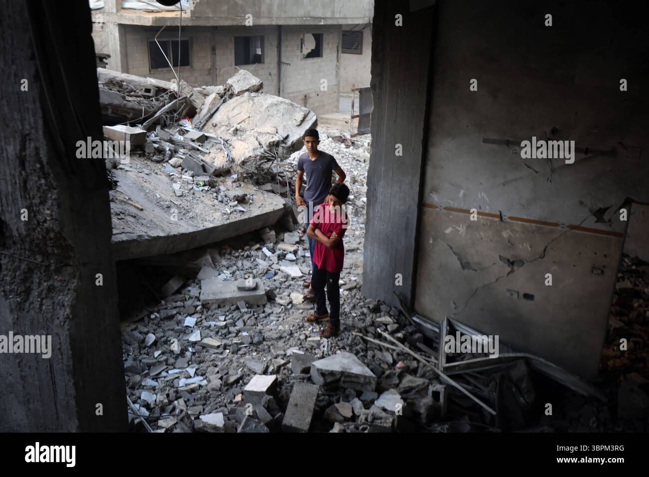 Les Palestiniens inspectent les décombres de la maison de la famille Jouda les Palestiniens inspectent les décombres de la maison de la famille Jouda, détruits par les frappes aériennes israéliennes dans le camp de réfugiés d'Al-Shati, à l'Ouest de la ville de Gaza, le 9 juillet 2025. Photo Omar Ashtawy apaimages ville de Gaza bande de Gaza territoire palestinien 090725_Gaza_OSH_0036 Copyright : xapaimagesxOmarxAshtawyxxapaimagesx Banque D'Images