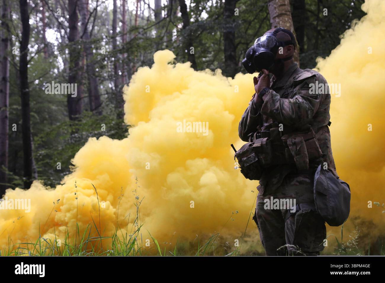 17 juin 2020 - Hohenfels, Bayern, Allemagne - des soldats américains du 7e commandement d'entraînement de l'armée participent au concours du sous-officier de l'année et du soldat de l'année qui s'est tenu au joint multinational Readiness Center, à Hohenfels, en Allemagne, le 17 juin 2020. Les concurrents seront testés sur leurs compétences et leurs capacités avec des connaissances en armes, des exercices de pensée critique, des entretiens formels avec le conseil d'administration, la navigation terrestre et des examens écrits pour ne nommer que quelques événements. (Crédit image : © Esmeralda Cervantes/U.S. Armée/ZUMA Wire/ZUMAPRESS.com) Banque D'Images
