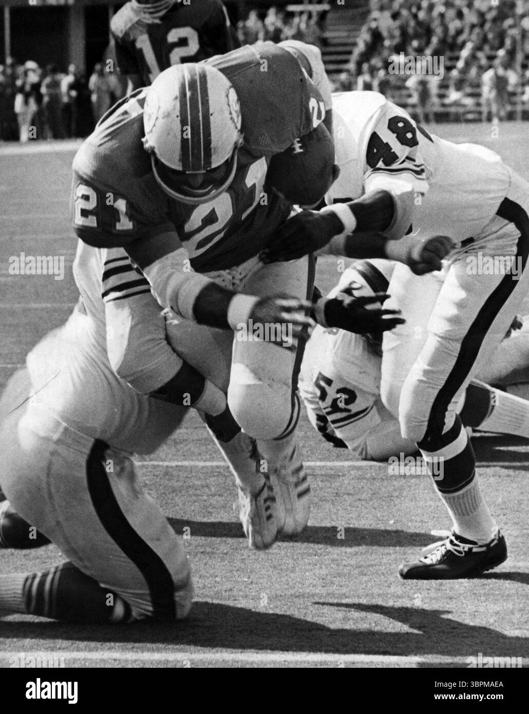 26 août 2009, Miami, FL, États-Unis : Buffalo Bills Safety John Pitts (48) tente de s'attaquer aux Miami Dolphins Running back Jim Kiick (21), qui marque le premier de trois touchdowns dans une victoire de 45-7 au Joe Robbie Stadium de Miami le 20 décembre 1970. (Crédit image : © TNS via ZUMA Wire) Banque D'Images