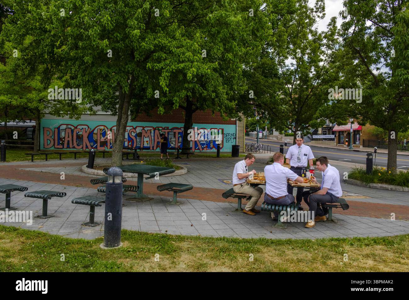 19 juin 2020, Bloomington, Indiana, États-Unis : les mots, ''Black Lives Matter'' peints sur une murale peinte en 2017, disant : ''Bienvenue à Bloomington vous appartenez ici !'' Au Parc des peuples, peu avant 13h30 (crédit image : © Jeremy Hogan/SOPA images via ZUMA Wire) Banque D'Images