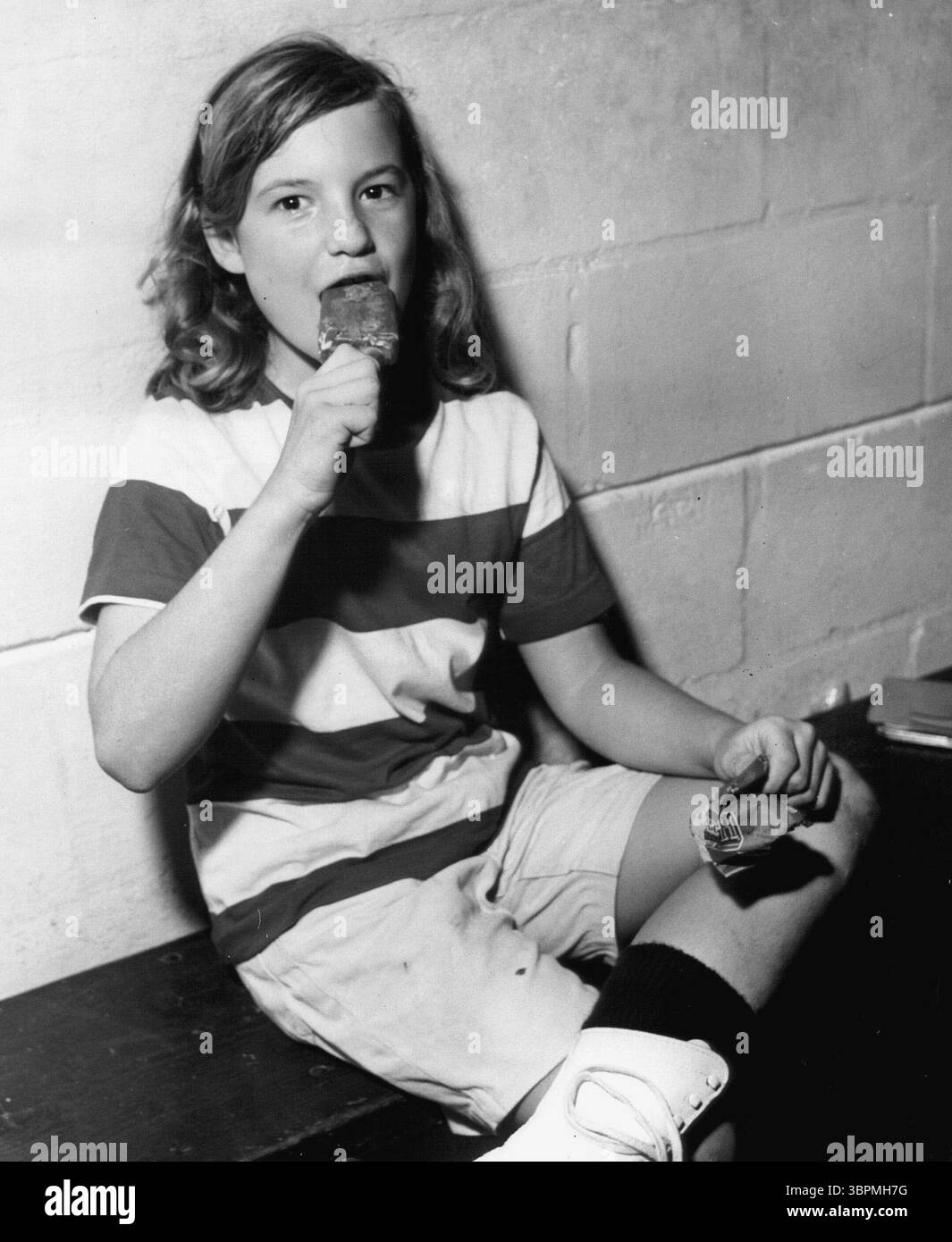 17 décembre 1965, à Petersburg, Florida, USA : LYNNE HUNTER, 10, à la patinoire. Les élèves de l'école élémentaire Dunedin ont convergé sur la patinoire Gay-Way Palace de Clearwater jeudi pour l'une de leurs soirées périodiques de patinage à roulettes. (Crédit image : © William Purvis/Tampa Bay Times via ZUMA Wire/ZUMAPRESS.com) Banque D'Images 17 décembre 1965, à Petersburg, Florida, USA : LYNNE HUNTER, 10, à la patinoire. Les élèves de l'école élémentaire Dunedin ont convergé sur la patinoire Gay-Way Palace de Clearwater jeudi pour l'une de leurs soirées périodiques de patinage à roulettes. (Crédit image : © William Purvis/Tampa Bay Times via ZUMA Wire/ZUMAPRESS.com) Banque D'Images