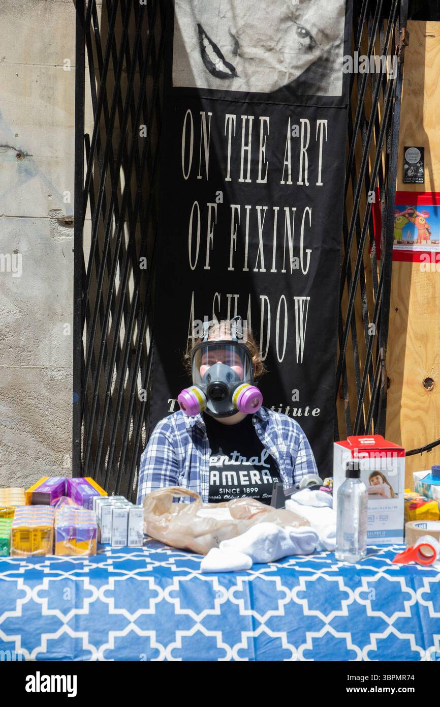 23 juin 2020, Chicago, Illinois, États-Unis : optimiste et résilient sont deux mots qui décrivent Don Flesch, propriétaire de Central Camera, un magasin de caméras de Chicago qui a été pillé et incendié la nuit du 30 mai 2020, lors des violentes manifestations qui ont suivi la mort de George Floyd, un homme noir qui a été étranglé à mort par la police à Minneapolis. Central Camera, situé dans le centre-ville de Chicago à Wabash et Jackson est en affaires depuis 1899, propriété de trois générations de la famille Flesch - Don, son père et son grand-père qui ont créé le magasin. .Quand interviewé par WBBM-TV (CBS) la nuit de th Banque D'Images