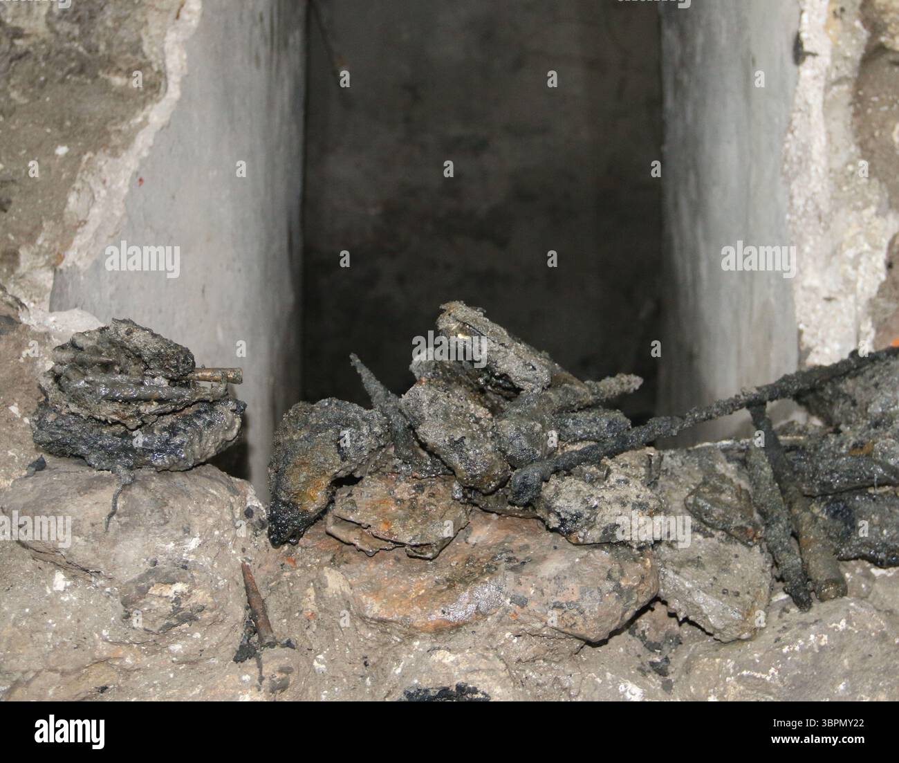 24 juin 2020, Jérusalem, Israël : des archéologues découvrent une réserve de munitions utilisées par les forces jordaniennes pendant la guerre des six jours de 1967 dans une citerne sous les tunnels du mur occidental datant de la période du mandat britannique en Palestine qui a pris fin en 1948. Find comprend 10 magazines complets pour les mitrailleuses légères Bren produites en Grande-Bretagne par Greenwood et Batley Ltd en 1956, des baïonnettes pour les fusils britanniques Lee Enfield et des pièces de fusil. (Crédit image : © via ZUMA Wire) Banque D'Images