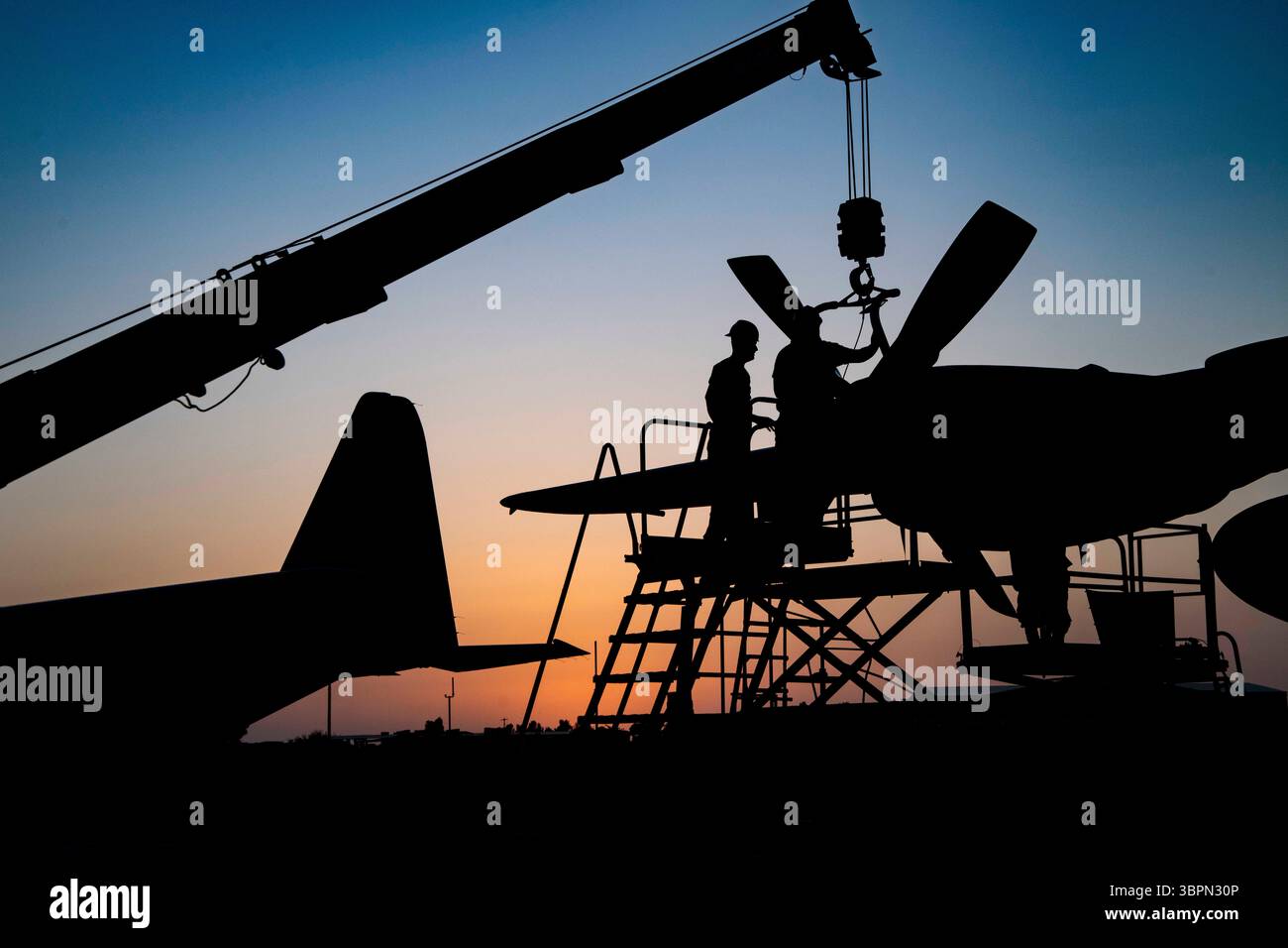 25 juin 2020 - base aérienne d'Ali Al Salem, Koweït - les chefs d'équipage affectés au 386e escadron expéditionnaire de maintenance des aéronefs â€˜Blueâ L'unité de maintenance des aéronefs effectue un échange d'hélices C-130 Hercules base aérienne d'Ali Al Salem, Koweït, le 25 juin 2020. La 386th Air Expeditionary Wing est la Commandâs porte d'entrée du théâtre central des États-Unis et est responsable de fournir une puissance de combat décisive et un soutien inégalé au théâtre. (Crédit image : © Alexandre Montes/U.S. Air Force/ZUMA Wire/ZUMAPRESS.com) Banque D'Images