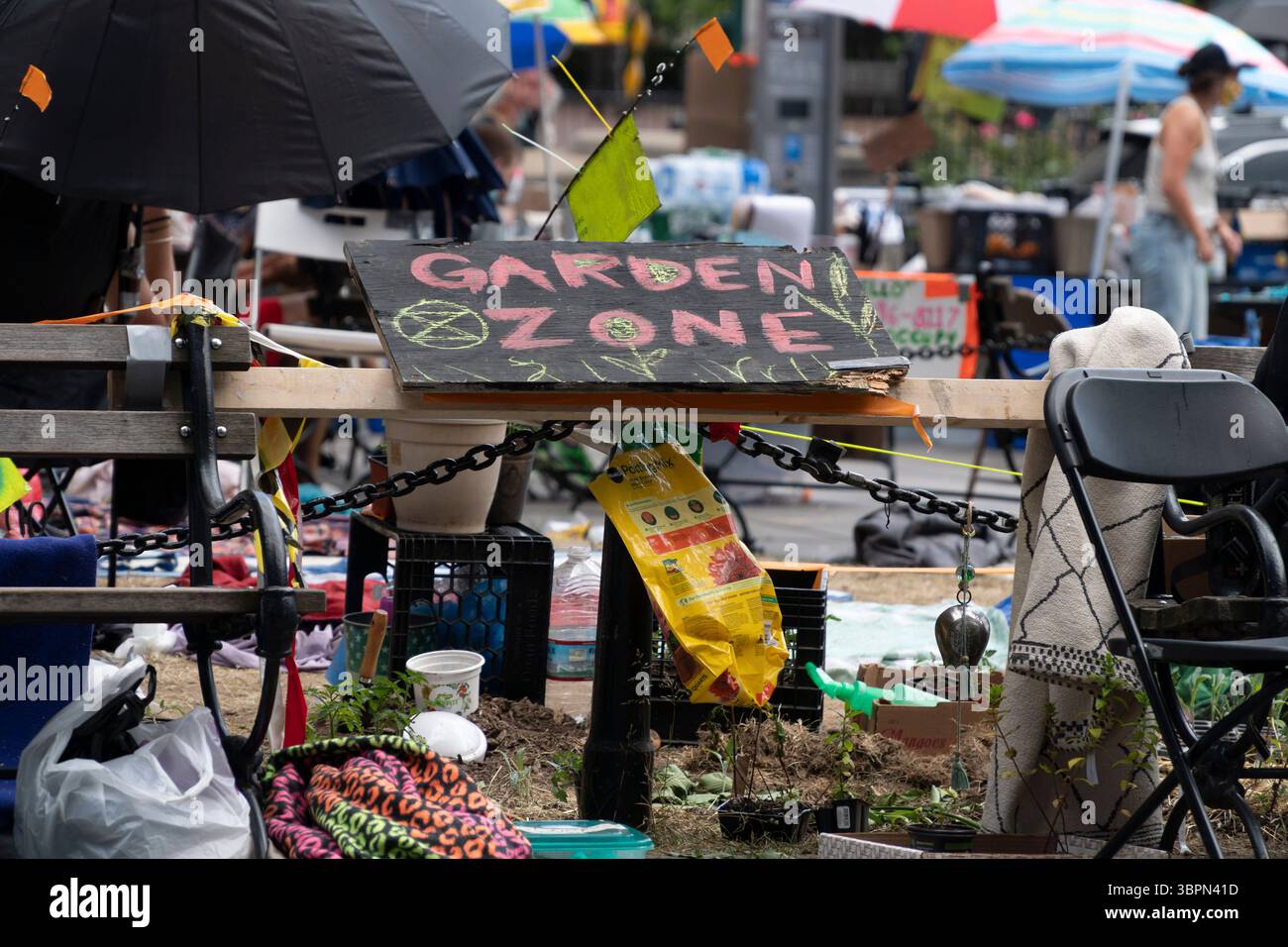 26 juin 2020, New York, New York, États-Unis : Garden zone à la manifestation BLM de style Occupy Wall Street sur le Centre situé près de l'hôtel de ville, du ministère de l'éducation et du pont de Brooklyn. Le quartier général de la police est également à proximité. Les activistes prévoient d'y rester jusqu'à ce que le budget de 6 milliards de dollars du NYPD soit réduit de 1 milliard de dollars. Ils disent que les économies devraient être consacrées aux services sociaux tels que le logement et les soins de santé. (Crédit image : © John Marshall Mantel/ZUMA Wire) Banque D'Images