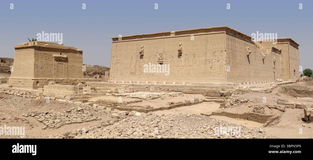 Panorama du Temple de Hathor à Dendera, Egypte, montrant le mur sud et l'Iseum, le temple de la naissance d'Isis Banque D'Images
