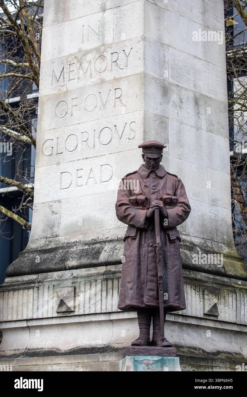 Londres, Royaume-Uni - 19 février 2025 : le London and North Western Railway War Memorial, à l'extérieur de la gare Euston à Londres, Royaume-Uni, dédié aux employés o Banque D'Images