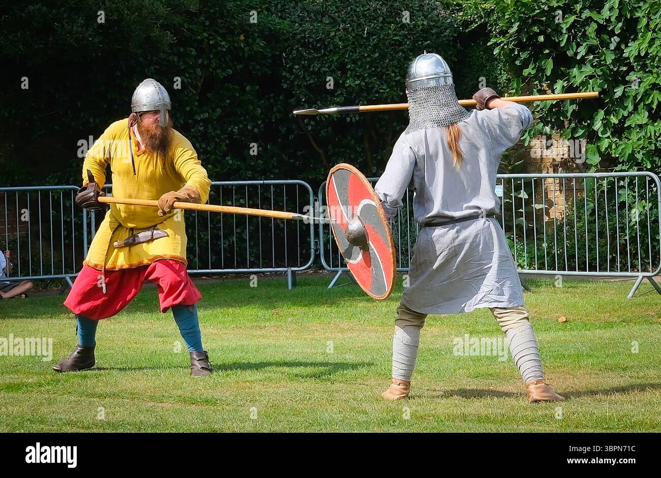 Bataille anglo-saxonne - le groupe de reconstitution se produit lors du week-end anglo-saxon à Priory Park à Southend Banque D'Images