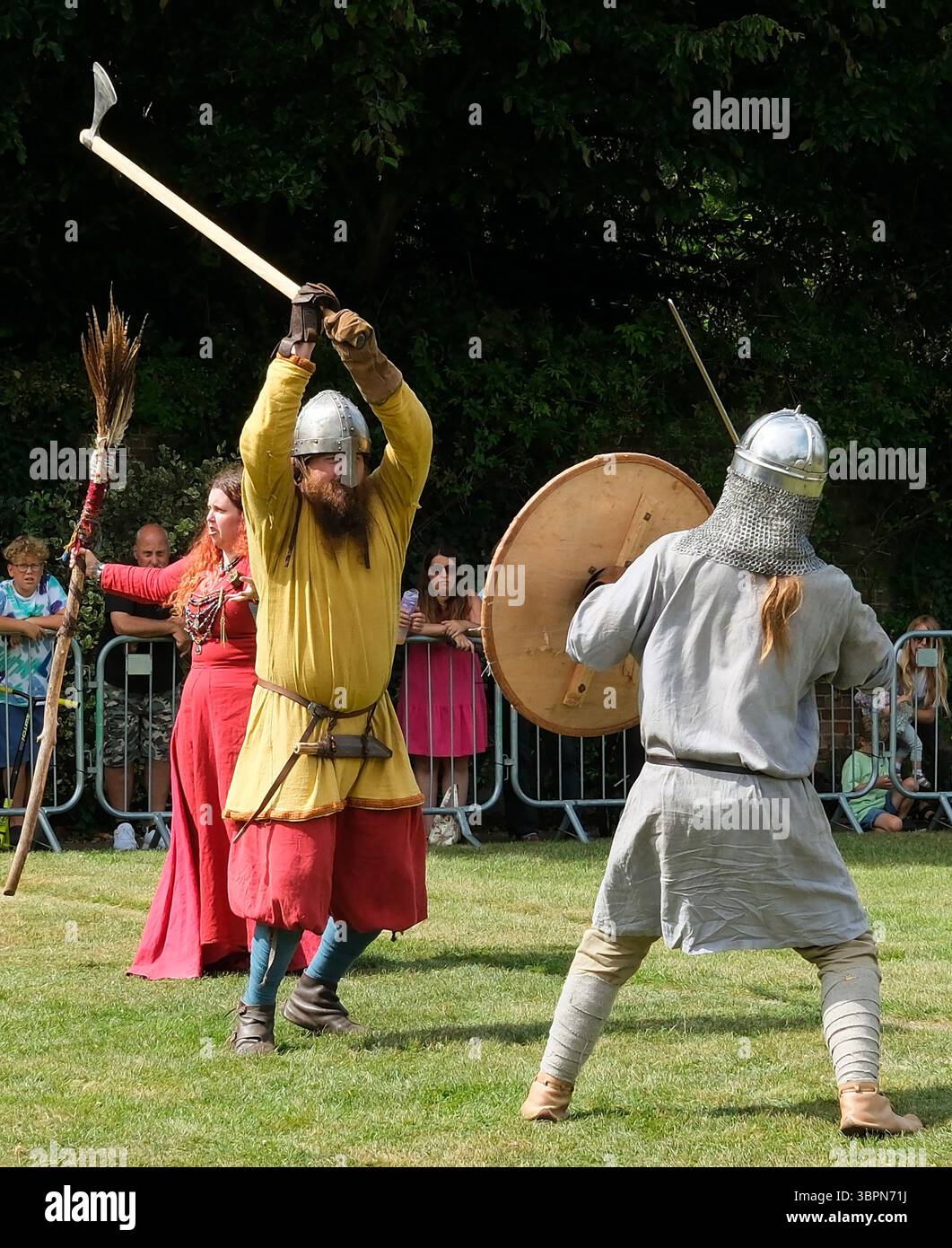 Bataille anglo-saxonne - le groupe de reconstitution se produit lors du week-end anglo-saxon à Priory Park à Southend Banque D'Images