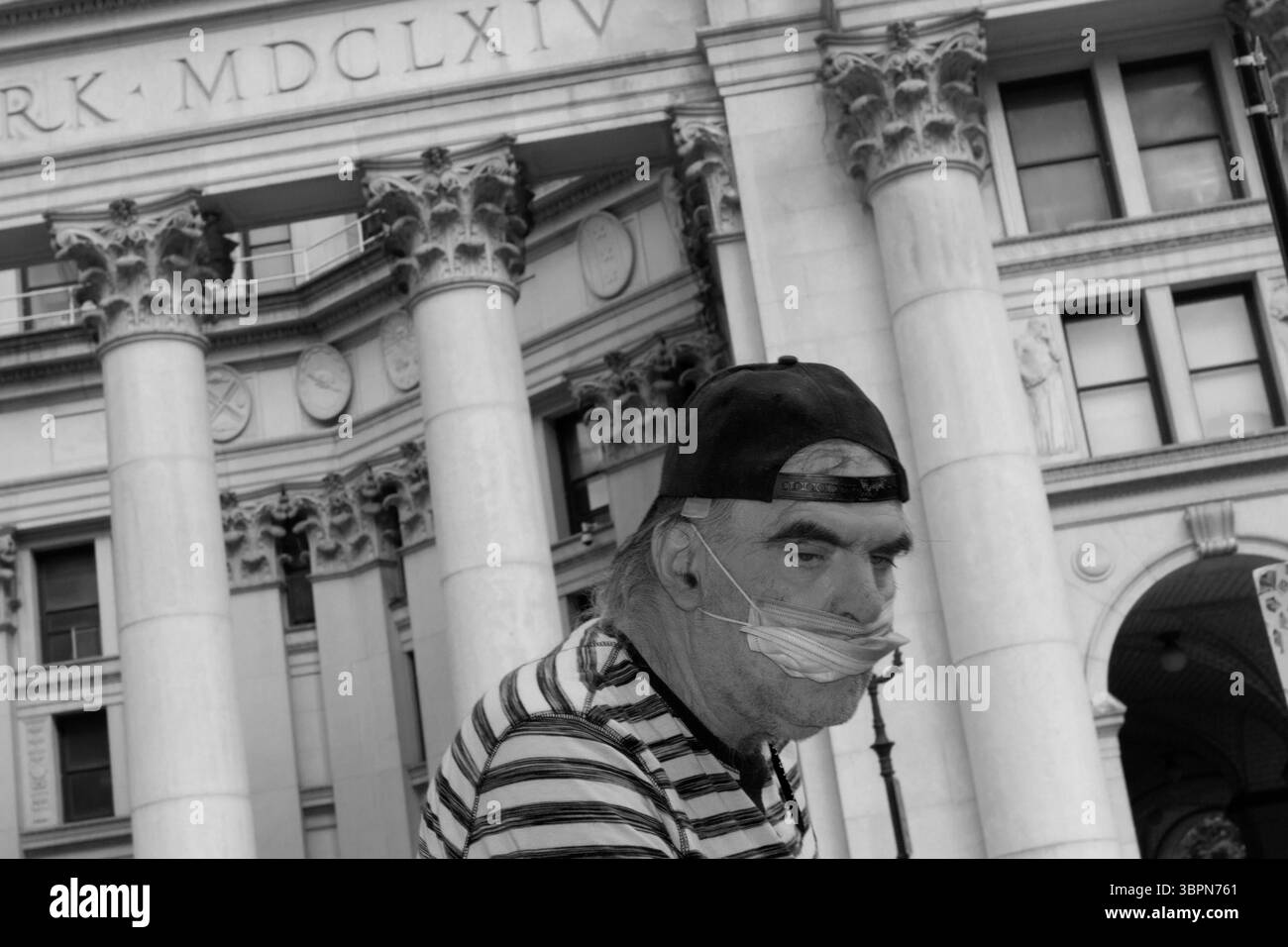 26 juin 2020, New York, New York, États-Unis : manifestation BLM de style Occupy Wall Street sur le Centre situé près de l'hôtel de ville, du ministère de l'éducation et du pont de Brooklyn. Le quartier général de la police est également à proximité. Les activistes prévoient d'y rester jusqu'à ce que le budget de 6 milliards de dollars du NYPD soit réduit de 1 milliard de dollars. Ils disent que les économies devraient être consacrées aux services sociaux tels que le logement et les soins de santé. (Crédit image : © John Marshall Mantel/ZUMA Wire) Banque D'Images