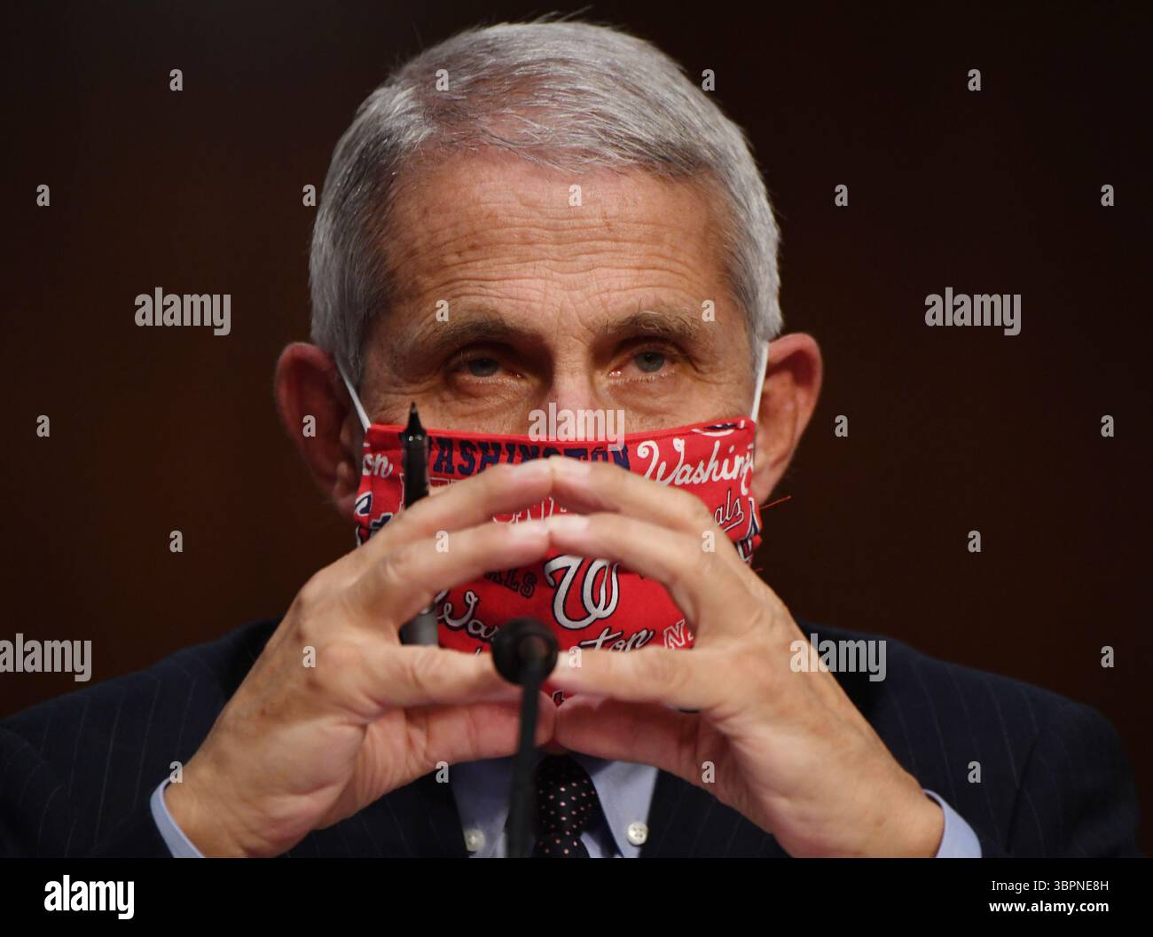 BATTER UP ! : 30 juin 2020, Washington, District of Columbia, USA : mains serrées et prêtes pour la politique. LE DOCTEUR ANTHONY FAUCI, 79 ans, directeur de l'Institut national des allergies et des maladies infectieuses, a porté un masque facial avec son équipe, l'équipe locale de baseball, le logo du Washington National, pour témoigner aux côtés d'autres membres du groupe de travail sur le coronavirus de la Maison Blanche devant le comité sénatorial de la santé, de l'éducation, du travail et des pensions (HELP) sur Capitol Hill mardi. Fauci et d'autres responsables de la santé du gouvernement ont informé le Sénat sur la façon de retourner en toute sécurité à l'école et au travail pendant le Banque D'Images