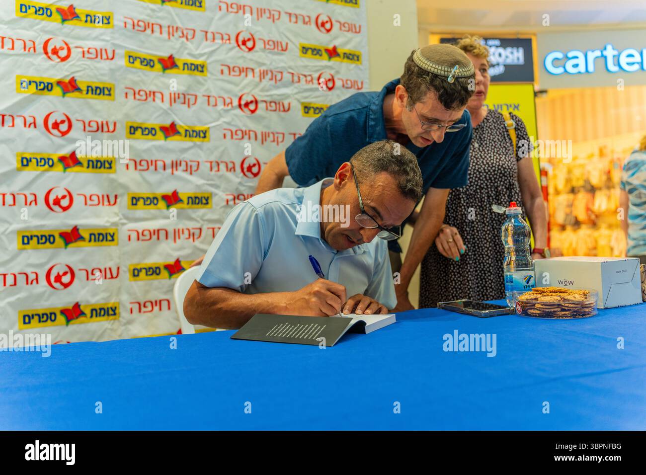 Haïfa, Israël - 08 juillet 2025 : Eli Sharabi signe son livre de mémoires en otage sur la vie en captivité du Hamas, à Haïfa, en Israël Banque D'Images