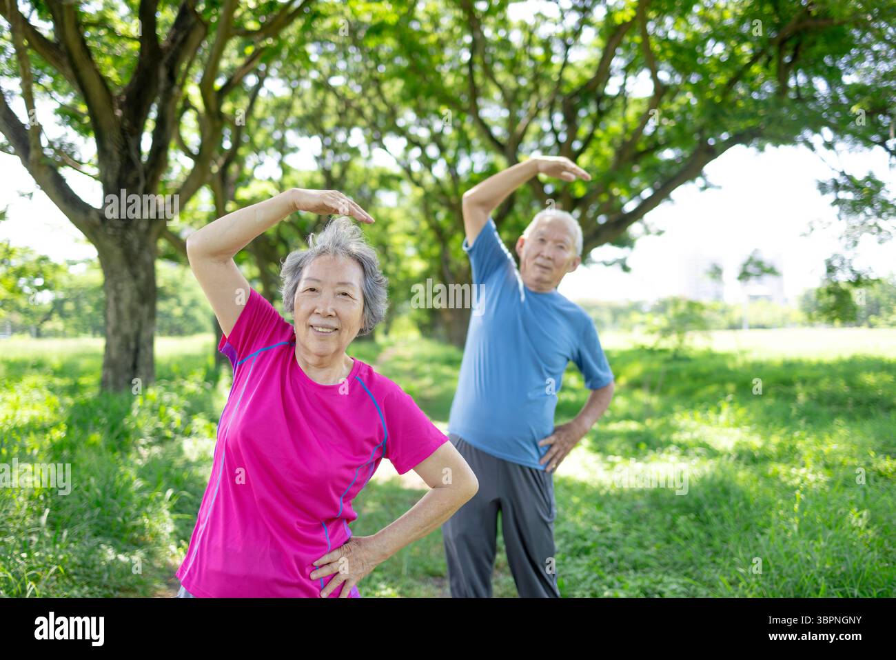 Heureux couple senior asiatique s'exerçant dans le parc. Banque D'Images